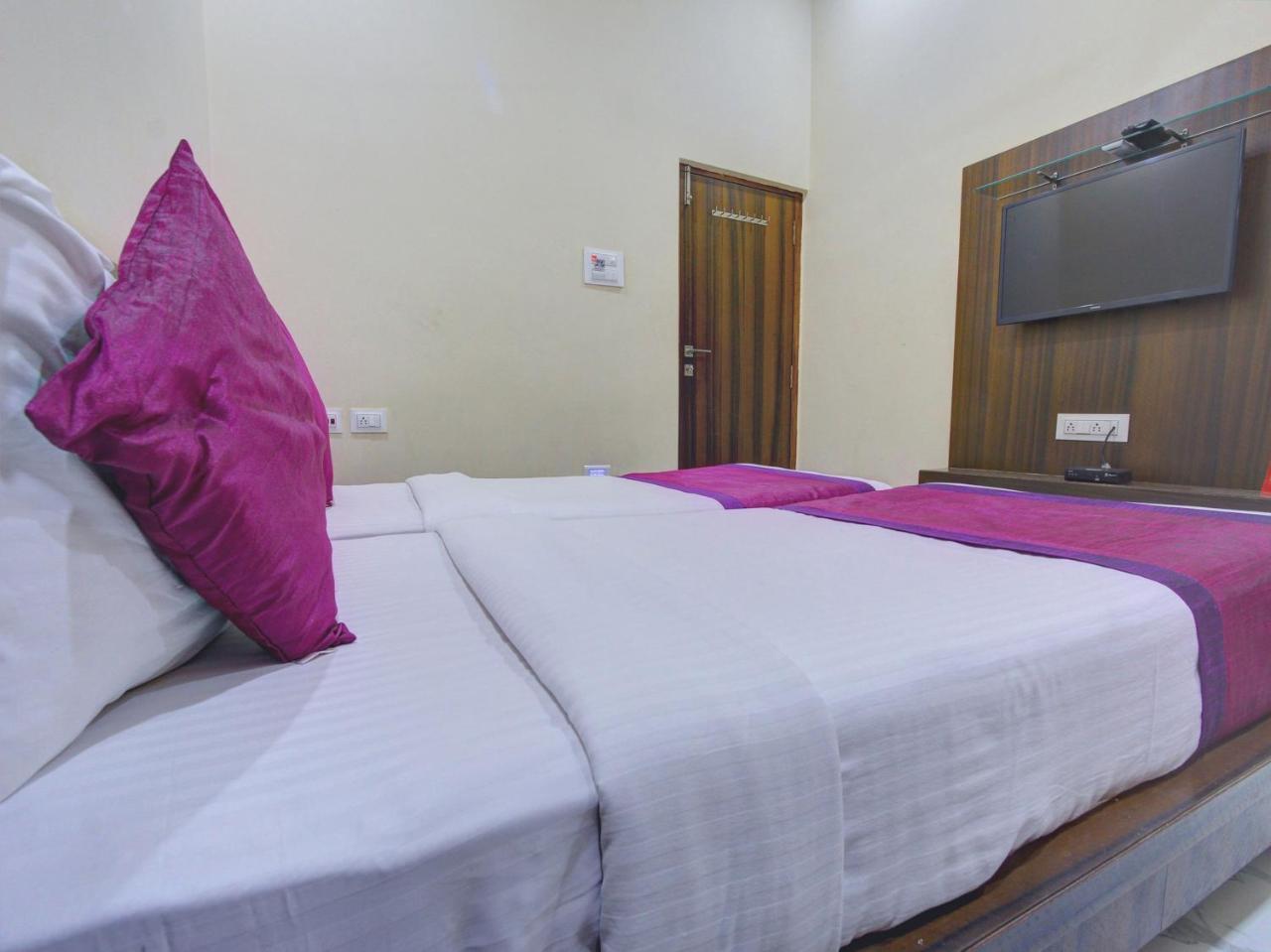Hotel Oyo 7627 Royal Plaza Hyderabad Exterior foto